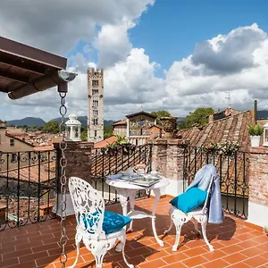 Apartment Rise And Smile Charming Penthouse, Lucca